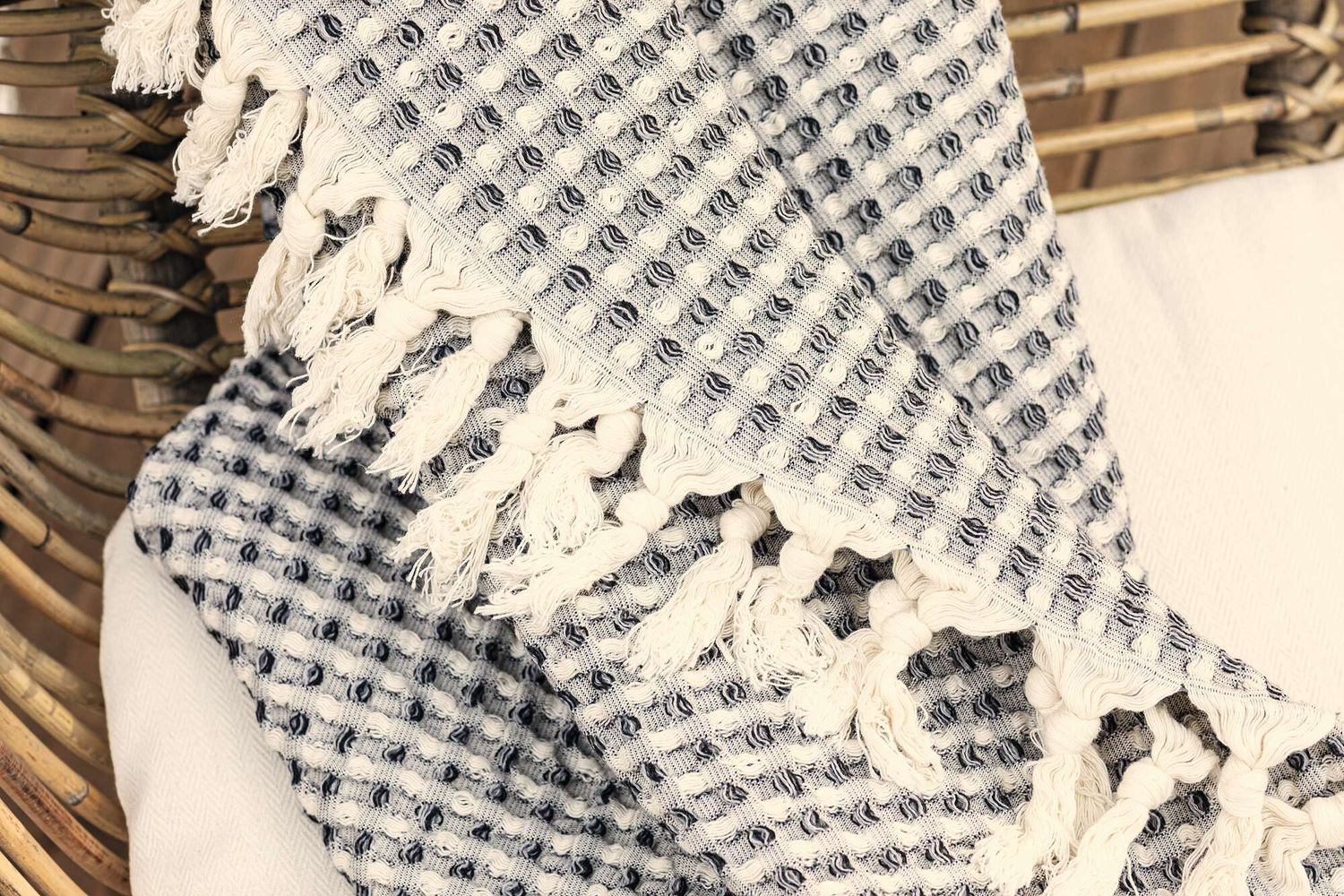 Frank Flechtwaren Plaid Waffelpique Landhaus Stil schwarz-creme 130x170 cm 3 Frank Flechtwaren Plaid Waffelpique Landhaus Stil schwarz-creme 130x170 cm – Bild 3
