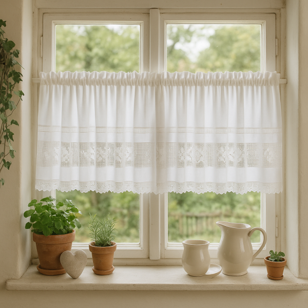 Fensterdekoration im Shabby-Look – Hossner Gardine mit handgehäkelter Spitze