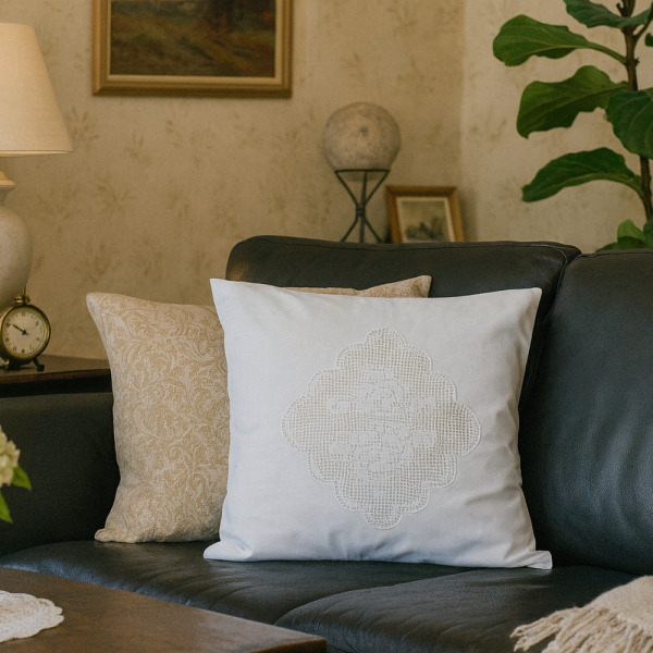 Romantische Kissenhülle mit echter Häkelspitze – Shabby Landhaus Look von Hossner 40x40 cm 6 ChatGPT Image 18 Sept 2025 23 06 53 1