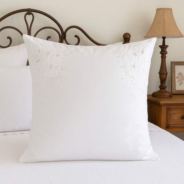 Kissenhülle 80x80 cm Weiß – romantisch mit Spitze, Handarbeit, Vintage Landhausstil – Hossner Baumwolle Schlafzimmer