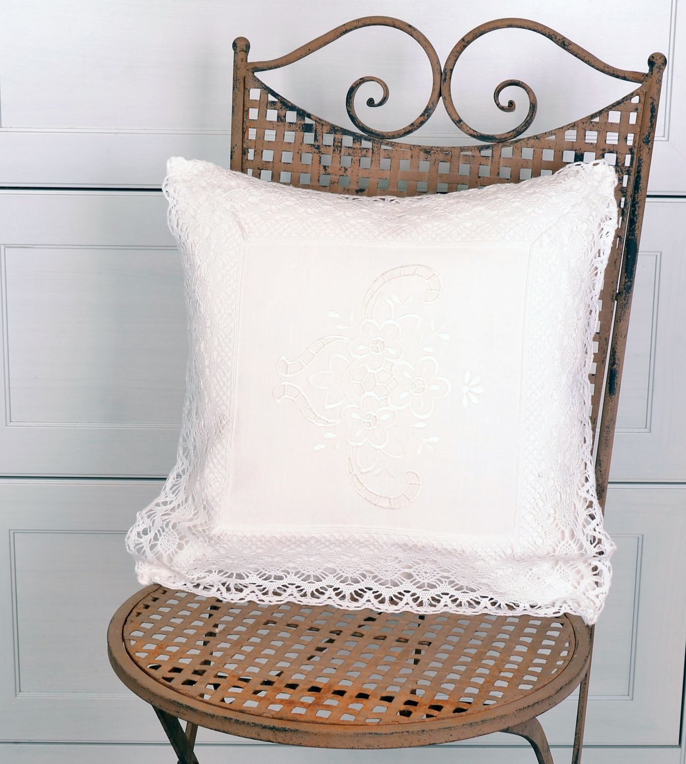 Hossner bestickte gehäkelte Kissenhülle Shabby Vintage Landhaus creme 40x40 cm 2 Hossner bestickte gehäkelte Kissenhülle Shabby Vintage Landhaus creme 40x40 cm – Bild 2