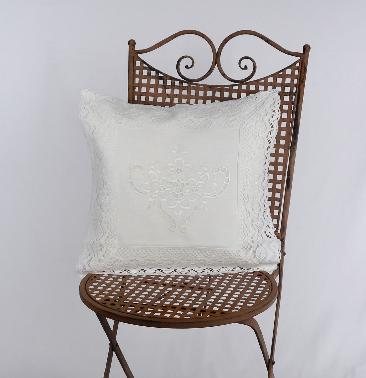 Hossner bestickte gehäkelte Kissenhülle Shabby Vintage Landhaus creme 40x40 cm 1 Hossner bestickte gehäkelte Kissenhülle Shabby Vintage Landhaus creme 40x40 cm