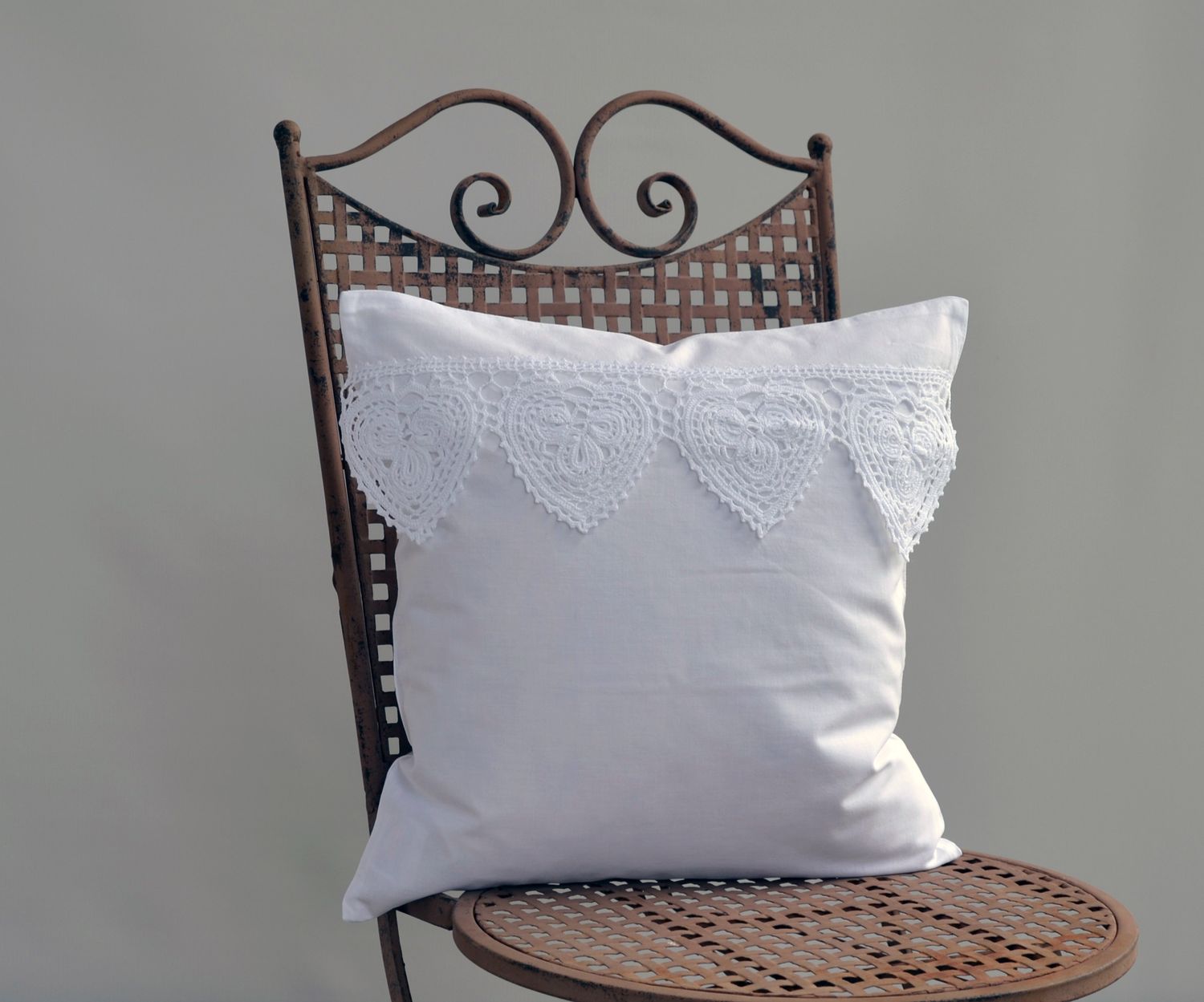 Romantische Kissenhülle mit echter Häkelspitze – Shabby Landhaus Look von Hossner 40x40 cm 3 Romantische Kissenhülle mit echter Häkelspitze – Shabby Landhaus Look von Hossner 40x40 cm – Bild 3