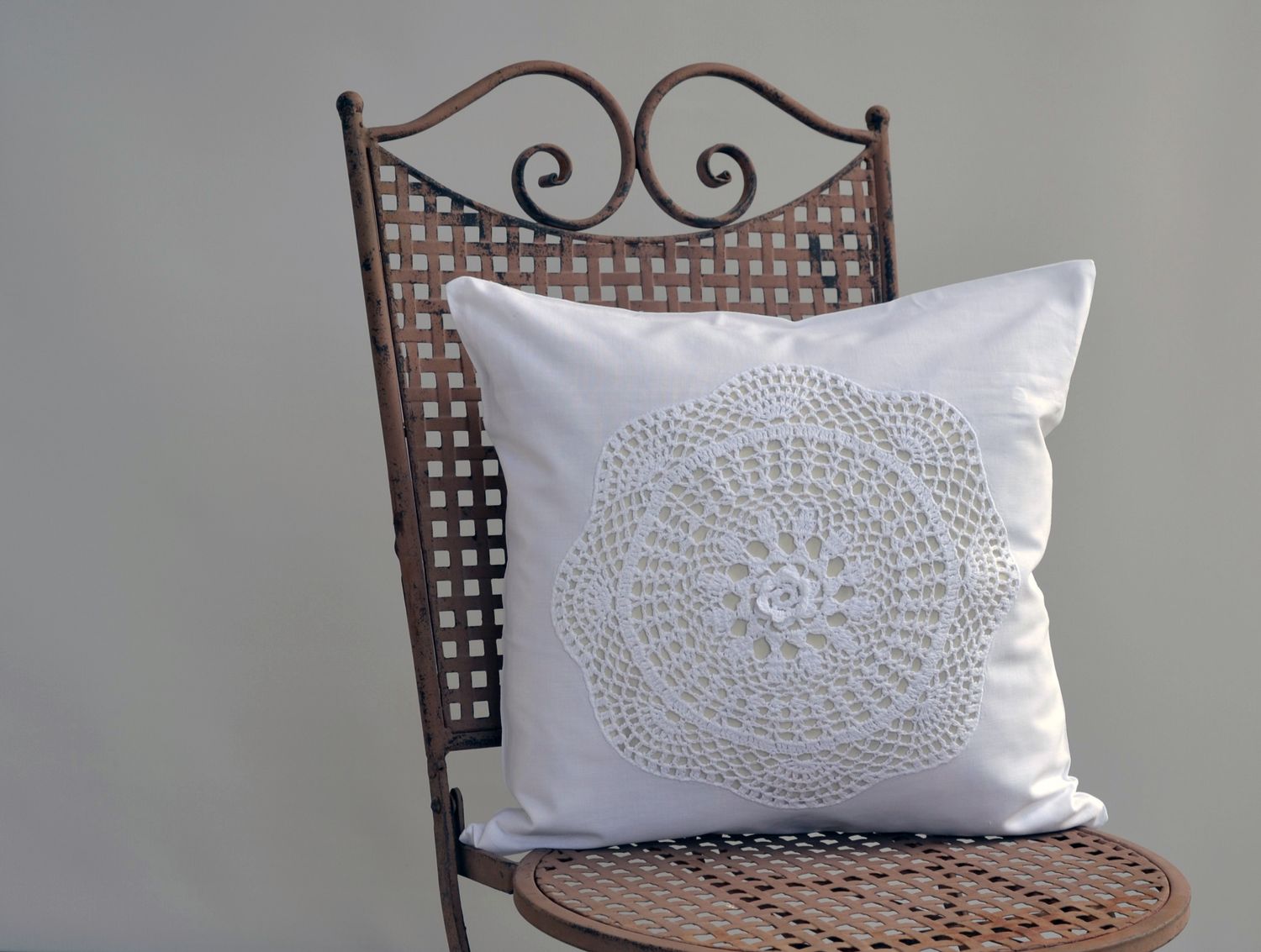 Romantische Kissenhülle mit echter Häkelspitze – Shabby Landhaus Look von Hossner 40x40 cm 4 Romantische Kissenhülle mit echter Häkelspitze – Shabby Landhaus Look von Hossner 40x40 cm – Bild 4