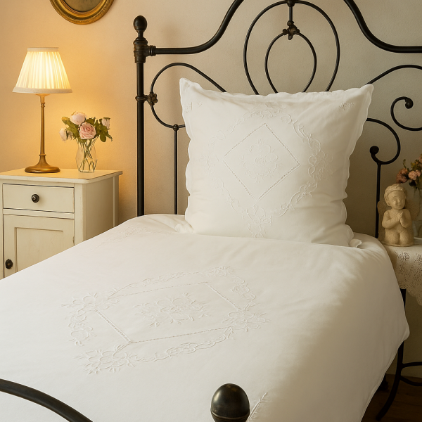 Romantische Bettwäsche mit echter Richelieu Spitze – Handarbeit im Shabby Landhaus Look von Hossner 155/200 cm + 80x80 cm