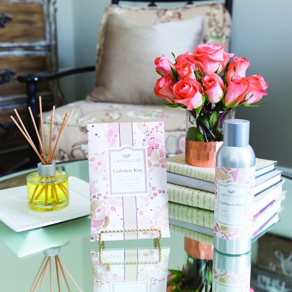 Greenleaf Duft Sachets large Cashmere Kiss aus parfümierter Tonerde 115 ml 5 GLcashmerekissRDLGSPRAYtablechair 1