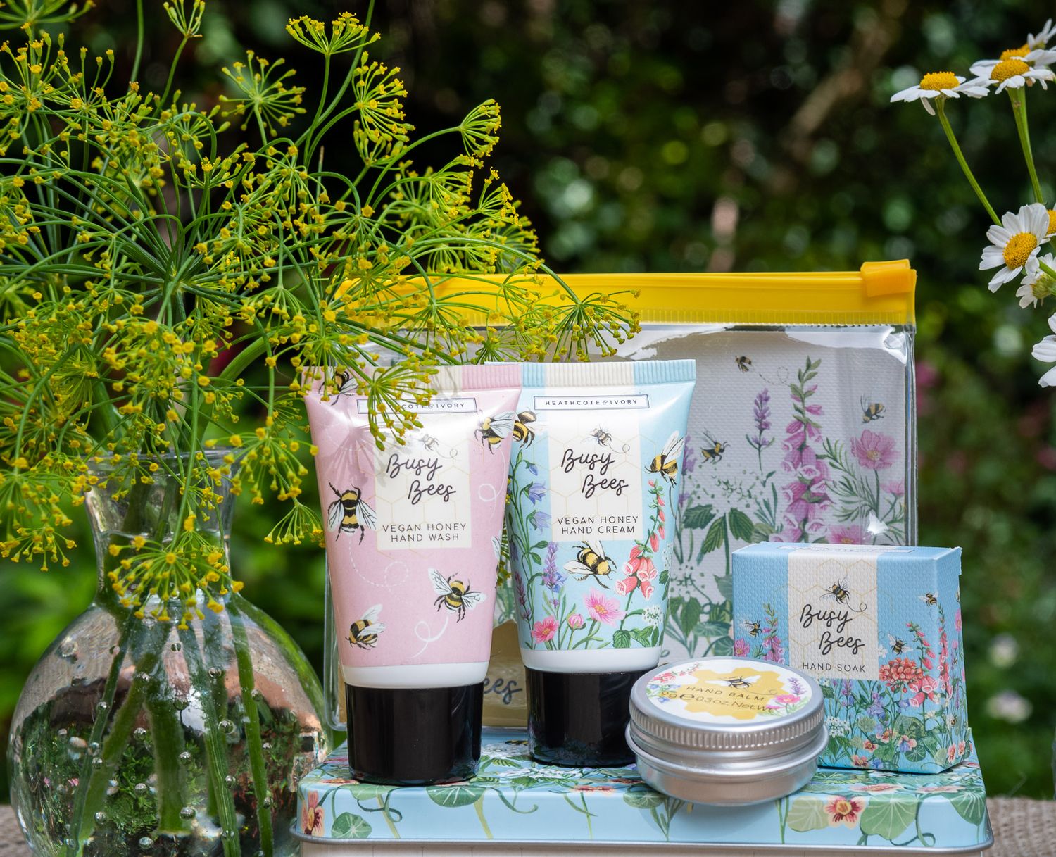 Heathcote & Ivory Bussy Bees - Mini Handcare Set Vegan Honey 99 ml 2 Heathcote & Ivory Bussy Bees - Mini Handcare Set Vegan Honey 99 ml – Bild 2