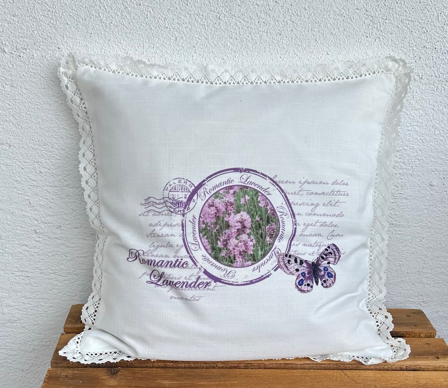 Hossner Kissenhülle Lavendel Vintage Landhaus Stil mit Häckelspitze 40x40 cm 2 Hossner Kissenhülle Lavendel Vintage Landhaus Stil mit Häckelspitze 40x40 cm – Bild 2