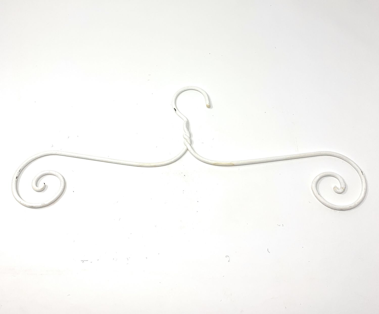 Kleiderbügel Schmiedeeisen Shabby Antik weiß lackiert H/B/T 14/44/0,5 cm 1 Kleiderbügel Schmiedeeisen Shabby Antik weiß lackiert H/B/T 14/44/0,5 cm