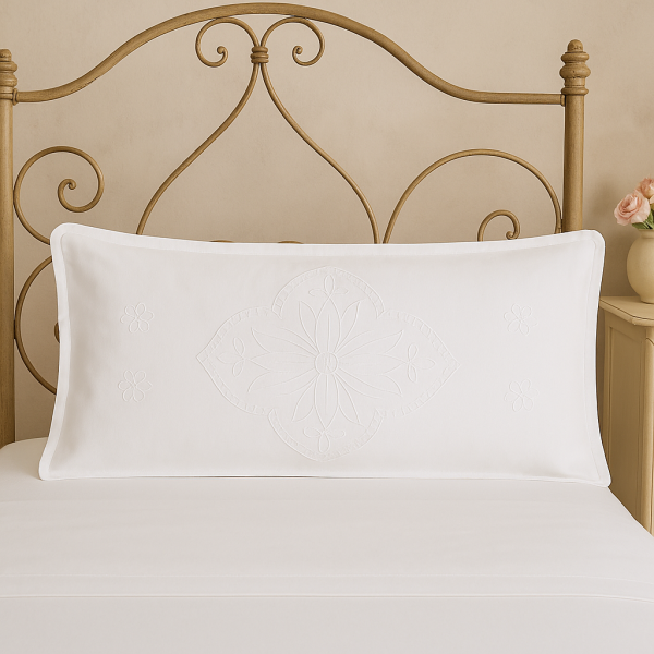 Romantische Bettwäsche mit echter Richelieu Spitze – Handarbeit im Shabby Landhaus Look von Hossner 155/220 cm + 40x80 cm